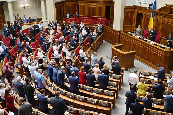Jeunes, novices, les futurs députés ukrainiens espèrent « changer ce qui va mal »