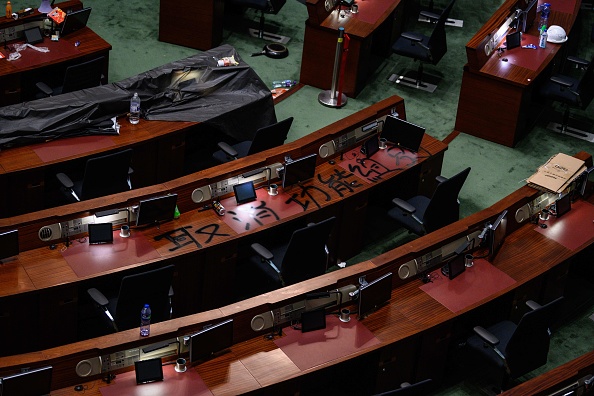 Manifestations: la dirigeante de Hong Kong condamne « une violence extrême »