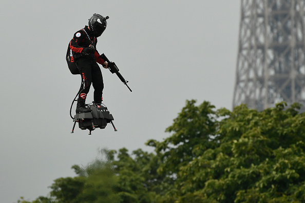 14 juillet : époustouflant spectacle par un « homme volant » au-dessus des Champs-Élysées