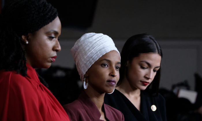 La députée démocrate Ilhan Omar refuse de répondre à Donald Trump lui demandant si elle soutient Al-Qaïda