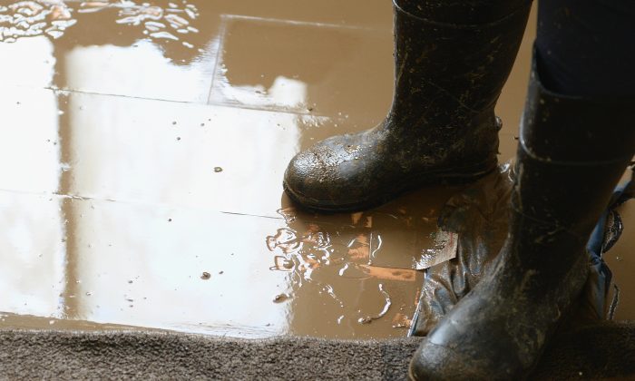 Ces astuces utilisées pour sortir une voiture embourbée dans la boue méritent d’être davantage connues