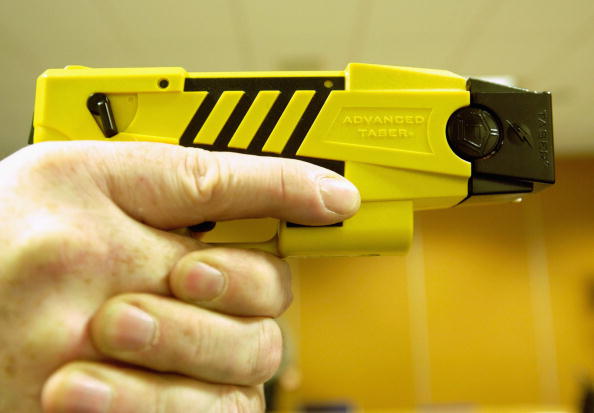 Une policière vise un collègue avec son taser, provoquant un accident à Tourcoing