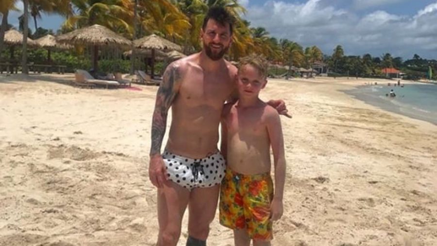 Les vacances d&rsquo;un enfant de 11 ans prennent une autre dimension lorsque Lionel Messi s&rsquo;invite à un match de foot sur la plage