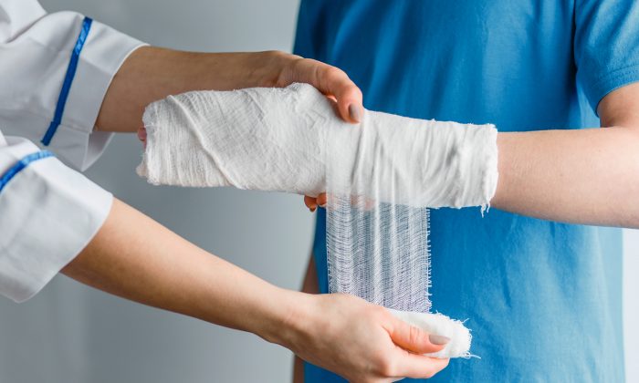 Une mère a perdu un doigt et failli mourir après avoir été contaminée par une bactérie mangeuse de chair à la suite d’une griffure de chat