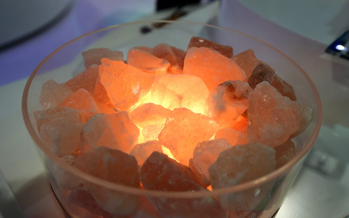 Une femme avertit les propriétaires d&rsquo;animaux : sa chatte est presque morte d&rsquo;intoxication après avoir léché une lampe au sel de l&rsquo;Himalaya