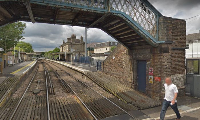 Un adolescent « intimidé » s&rsquo;allonge sur les rails devant 50 camarades de classe horrifiés de le voir se faire tuer par un train