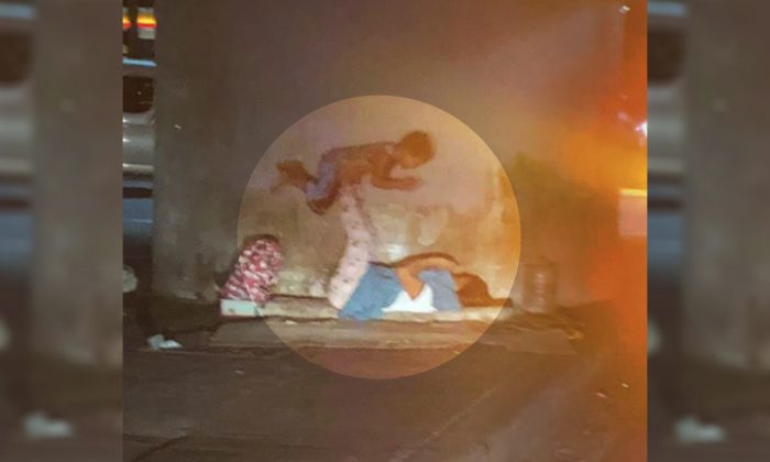 Un homme aperçoit une mère et son fils sans-abri sur le bord de la route, et en tire une leçon à garder à l&rsquo;esprit