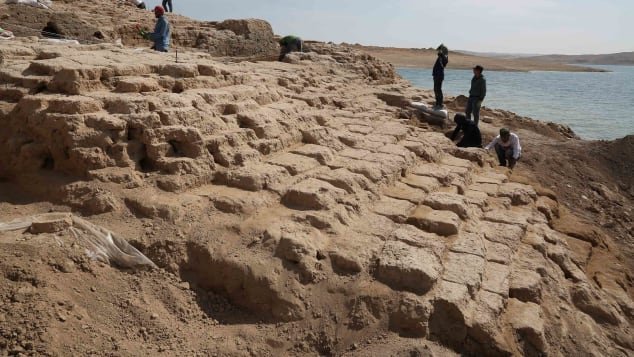Un palais vieux de 3 400 ans émerge d&rsquo;un site après la baisse du niveau des eaux due à la sécheresse