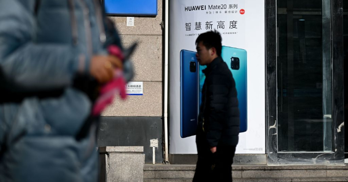 Vidéo : un enfant meurt électrocuté en utilisant son téléphone portable Huawei pendant qu’il était en charge