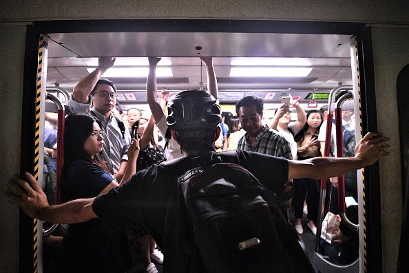 Hong Kong: Les manifestants prodémocratie sèment le chaos dans les transports en commun
