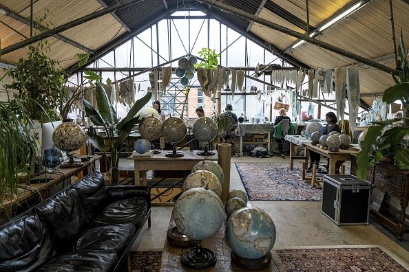 Dans un atelier londonien, des globes terrestres à la conquête du monde