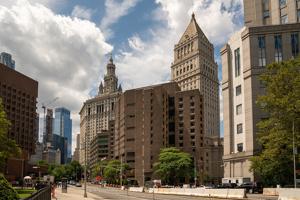 Indignation et théories du complot après la mort en prison de Jeffrey Epstein