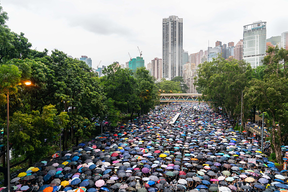 La foule manifeste à nouveau dans les rues de Hong Kong
