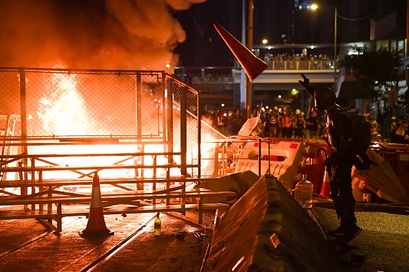 Hong Kong : des manifestants incendient une barricade près du QG de la police (AFP)