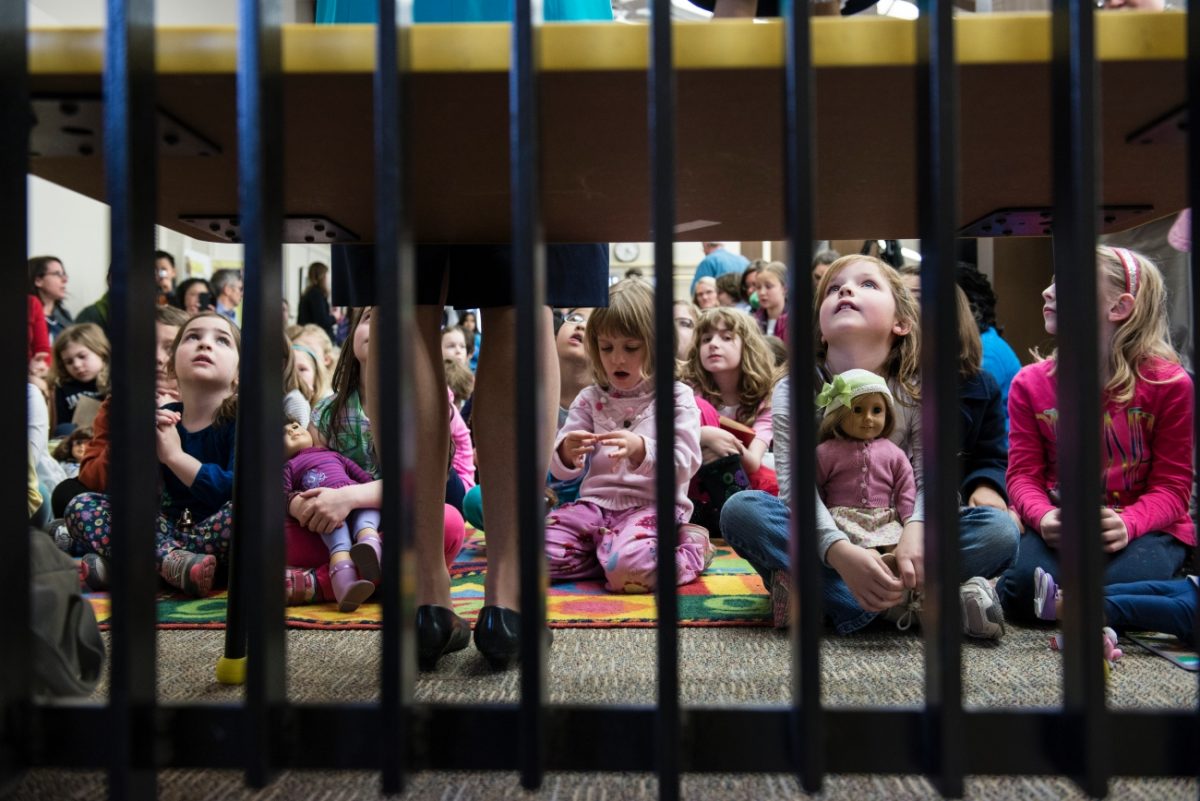 Des délinquants sexuels participent à des ateliers « Heure du conte des drag queens » pour faire la lecture à des enfants dans des bibliothèques locales