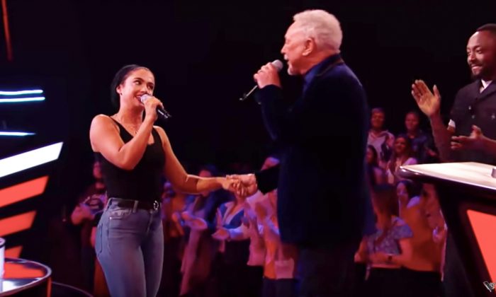 Une femme passe une audition à l&rsquo;aveugle à «The Voice UK» mais finit par faire un duo épique avec Sir Tom Jones