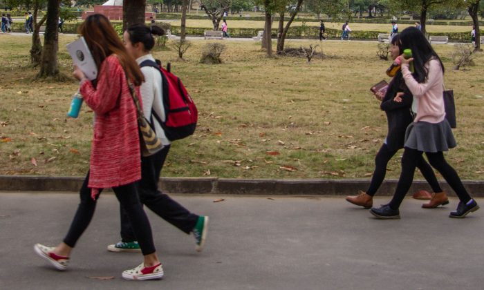 La police chinoise défend un homme qui a menacé de blesser ses enfants avec un couteau dans une vidéo