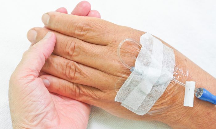 Le Grand Amour : un homme prend une photo émouvante de ses parents se tenant la main en soins intensifs