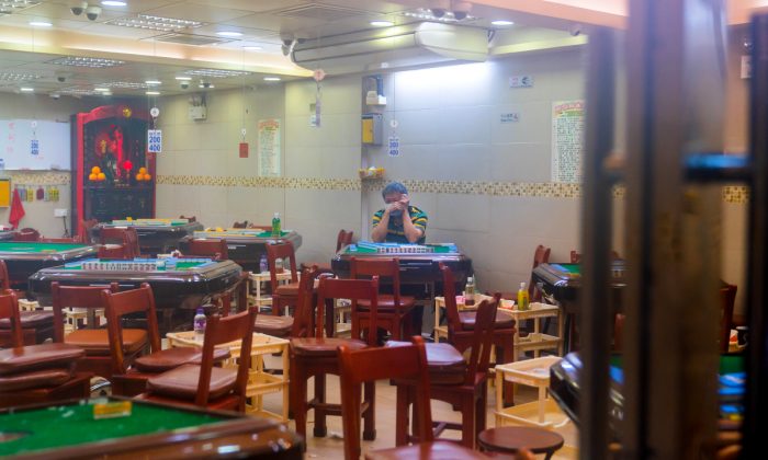 Vidéo : une femme se bat contre un homme pour une place à une table de jeu