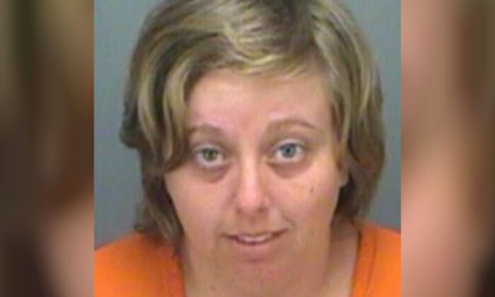 Une femme arrêtée après qu&rsquo;une vidéo la montre en train de donner des coups de pied et d&rsquo;étrangler un chien