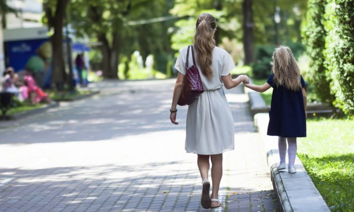 Une fillette ignore l&rsquo;avertissement de sa mère d&rsquo;éviter un homme pauvre, son altruisme est une leçon pour tous