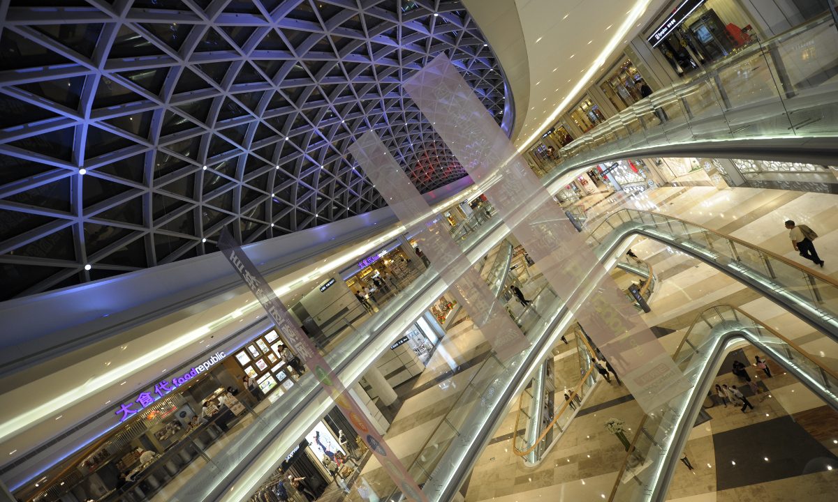 Un homme a frappé d&rsquo;un coup de pied une fillette d&rsquo;un an dans un centre commercial avant de menacer sa grand-mère