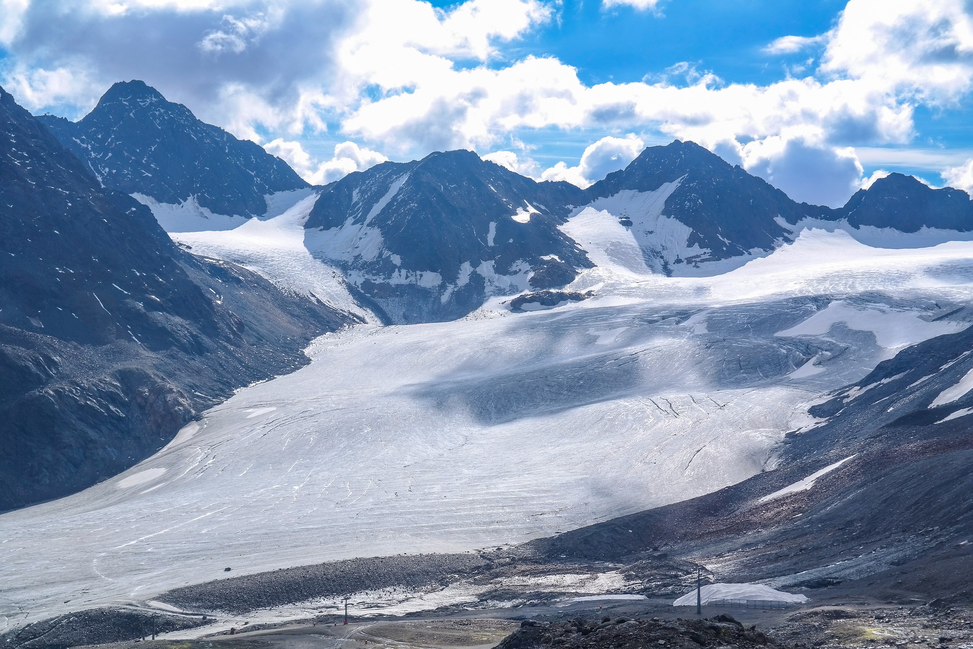 Pelleteuses sur le glacier Pitztal au Tyrol : des travaux destinés à aménager les pistes de ski