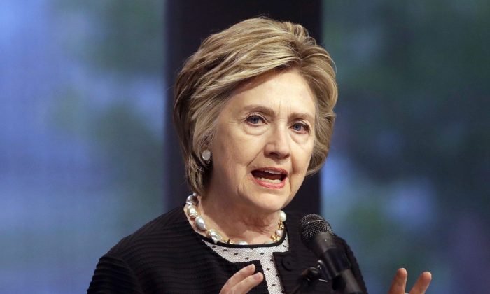 Le conseil d&rsquo;Hillary Clinton sur la question des femmes mal à l&rsquo;aise lorsque Joe Biden les touche: «Il faut passer à autre chose»