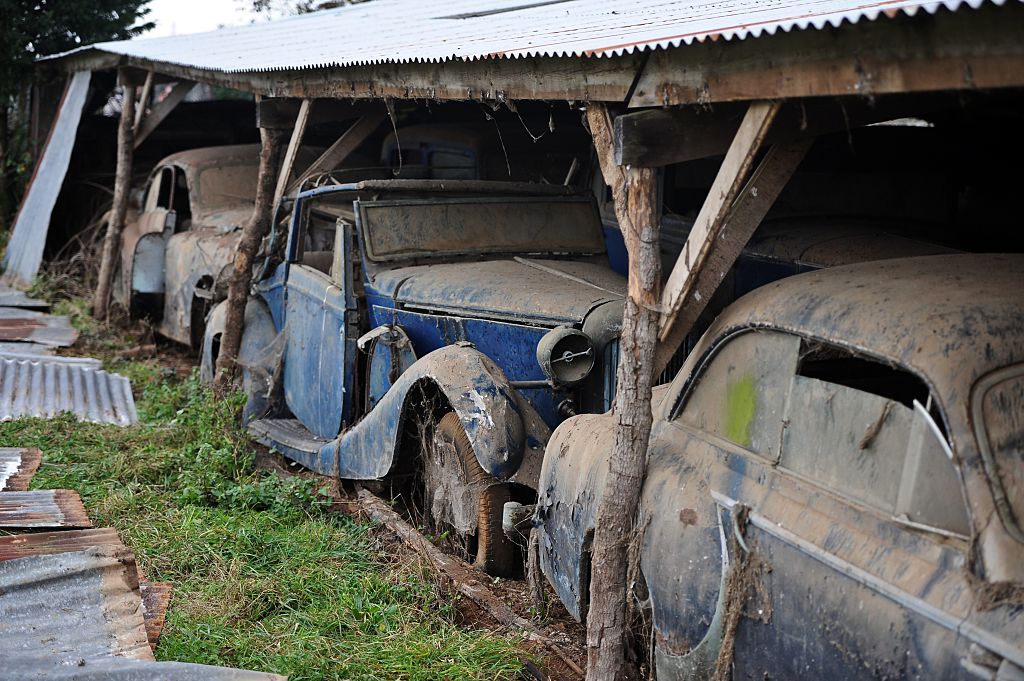 Entreposées dans des hangars d&rsquo;une ferme des Deux-Sèvres, 60 voitures de collection ont été tirées de 50 ans d&rsquo;oubli. Les enchères s&rsquo;élèvent à 25 millions €