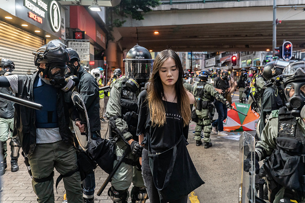 Hong Kong: nouvelles violences alors que les manifestants bravent encore la loi anti-masque