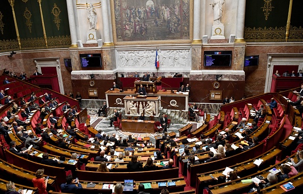 Le Sénat adopte le texte sur la sortie de l&rsquo;état d&rsquo;urgence et pass sanitaire après l&rsquo;avoir modifié