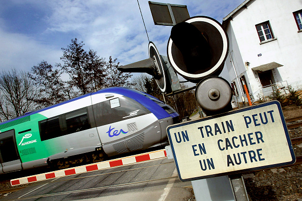 Ille-et-Vilaine : un pompier volontaire percuté par un train meurt en sauvant une femme