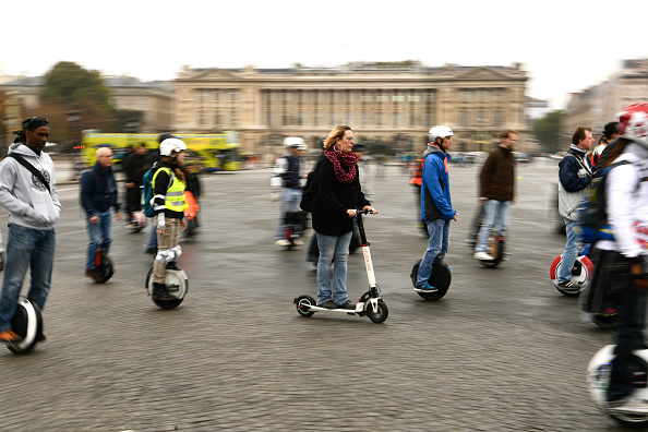Paris : les trottinettes électriques temporairement interdites la nuit sur les Champs Élysées