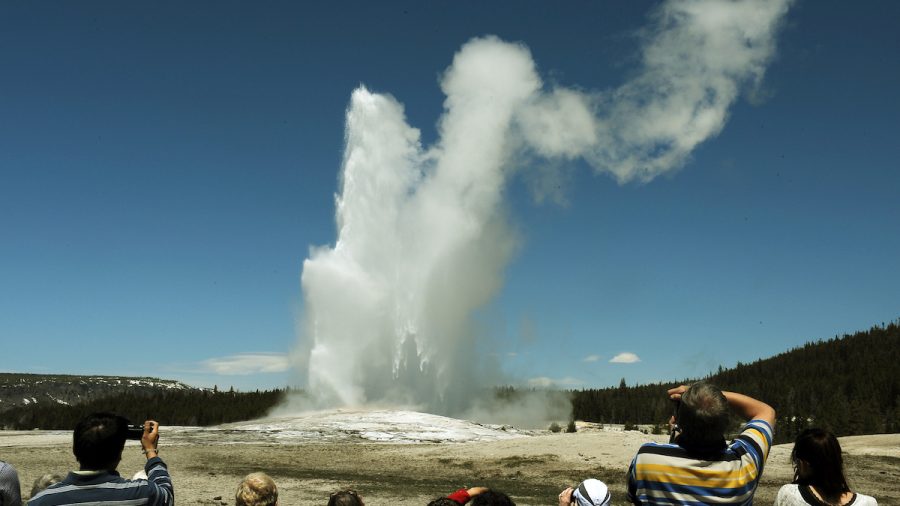 Un touriste récolte de sévères brûlures après avoir trébuché dans l&rsquo;obscurité en marchant dans un geyser de Yellowstone