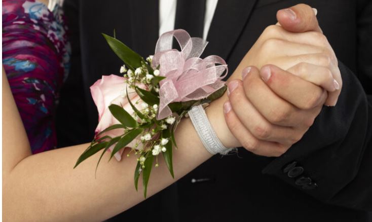 Un adolescent trisomique à Orlando a trouvé une façon charmante d’inviter sa petite amie au bal de fin d’année scolaire