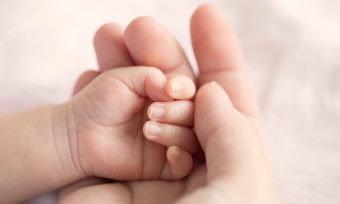 Un bébé sourd atteint de trisomie entend la voix de maman pour la première fois – c&rsquo;est incroyable !