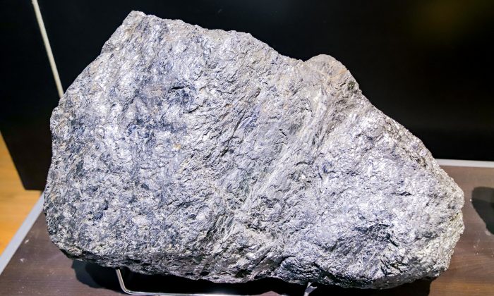 Cette pierre de 10 kg ayant servi de cale-porte vaut en réalité 90.000€ – Connaissez-vous son origine?