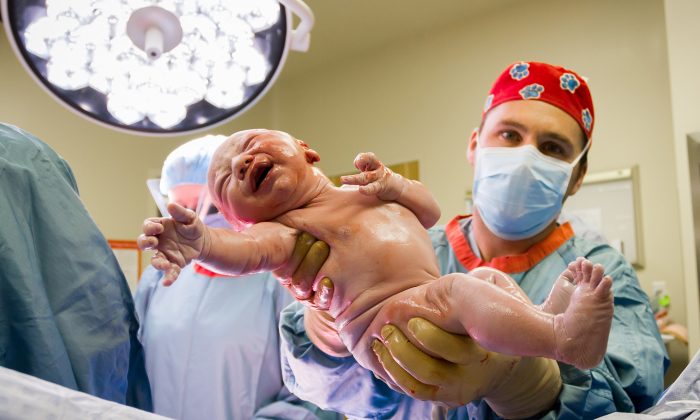 Cette maman laisse éclater sa joie à la naissance de son garçon, le premier depuis 50 ans dans la famille