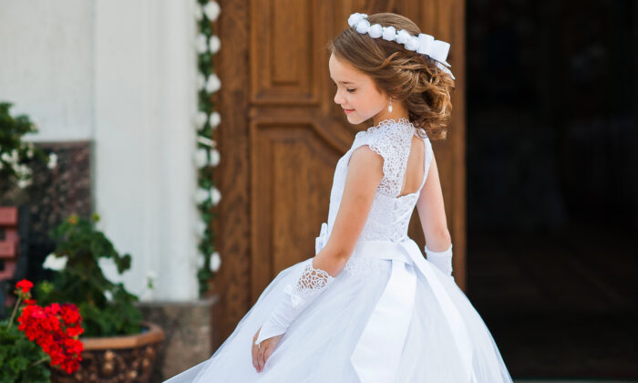 Un homme marié de 65 ans pose avec sa nouvelle épouse, une enfant – alors une dame intervient et la prend par le bras