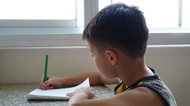 Une mère a failli mourir d&rsquo;une crise cardiaque parce que son fils ne comprenait pas ses devoirs