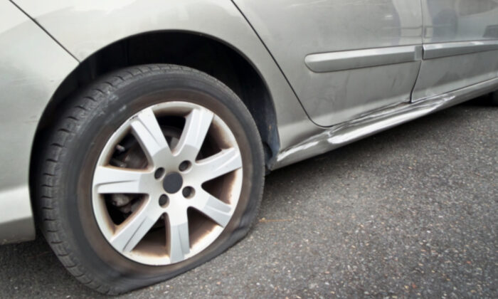 Un bon samaritain voit une femme en difficulté avec un pneu crevé sur l&rsquo;autoroute, s&rsquo;arrête et lui donne une roue de secours