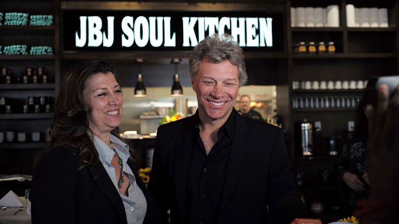 Bon Jovi et sa femme sont propriétaires de deux restaurants où les gens dans le besoin décident s&rsquo;ils veulent payer