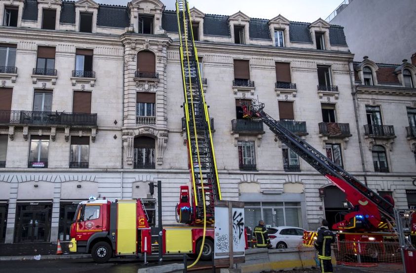 Toulouse: effondrement de la toiture d&rsquo;un immeuble en plein centre ville, les pompiers font des recherches