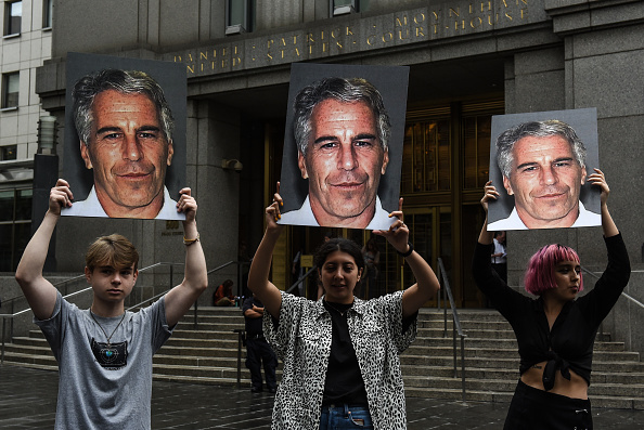 Affaire Epstein: 3 mois après, ses gardiens de prison inculpés à New York