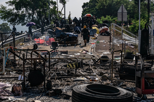 Hong Kong paralysé par des actions tous azimuts des manifestants