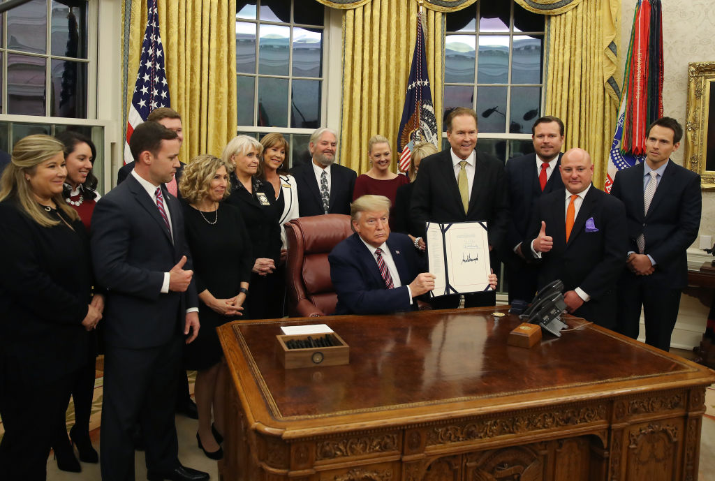 Le président Trump signe un projet de loi faisant de la cruauté envers les animaux et des mauvais traitements un crime fédéral