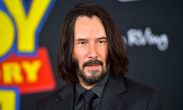 Keanu Reeves prend une photo virale avec une famille qui l’adore, dont le fils se nomme Neo