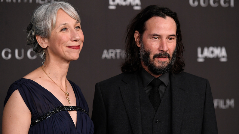 Keanu Reeves a l&rsquo;air heureux à côté de sa nouvelle petite amie, Alexandra Grant, après avoir été célibataire pendant des décennies