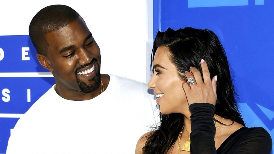 Kim Kardashian dit que son habillement sera plus classique à l&rsquo;avenir pour honorer son mari Kanye West