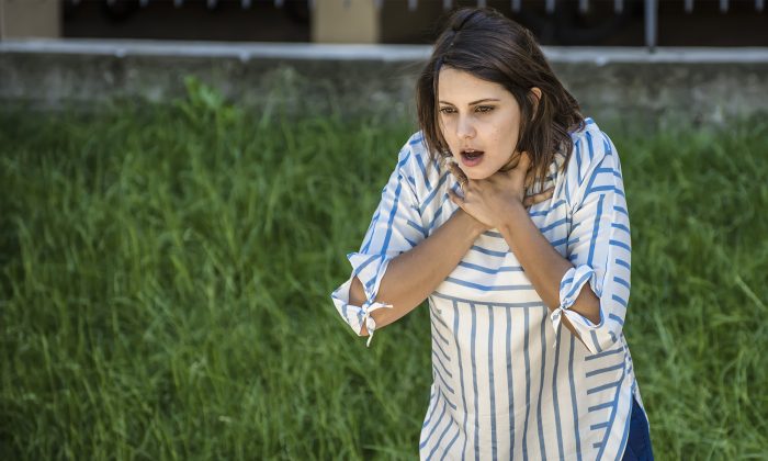 Un geste qui vous sauvera la vie si vous vous étouffez sans personne autour pour vous aider